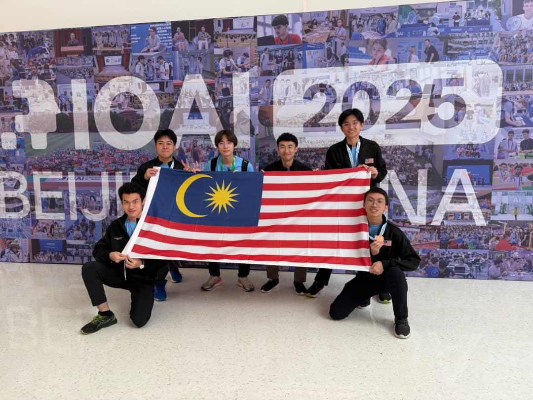 Malaysian IOAI 2025 team posing with flag cover